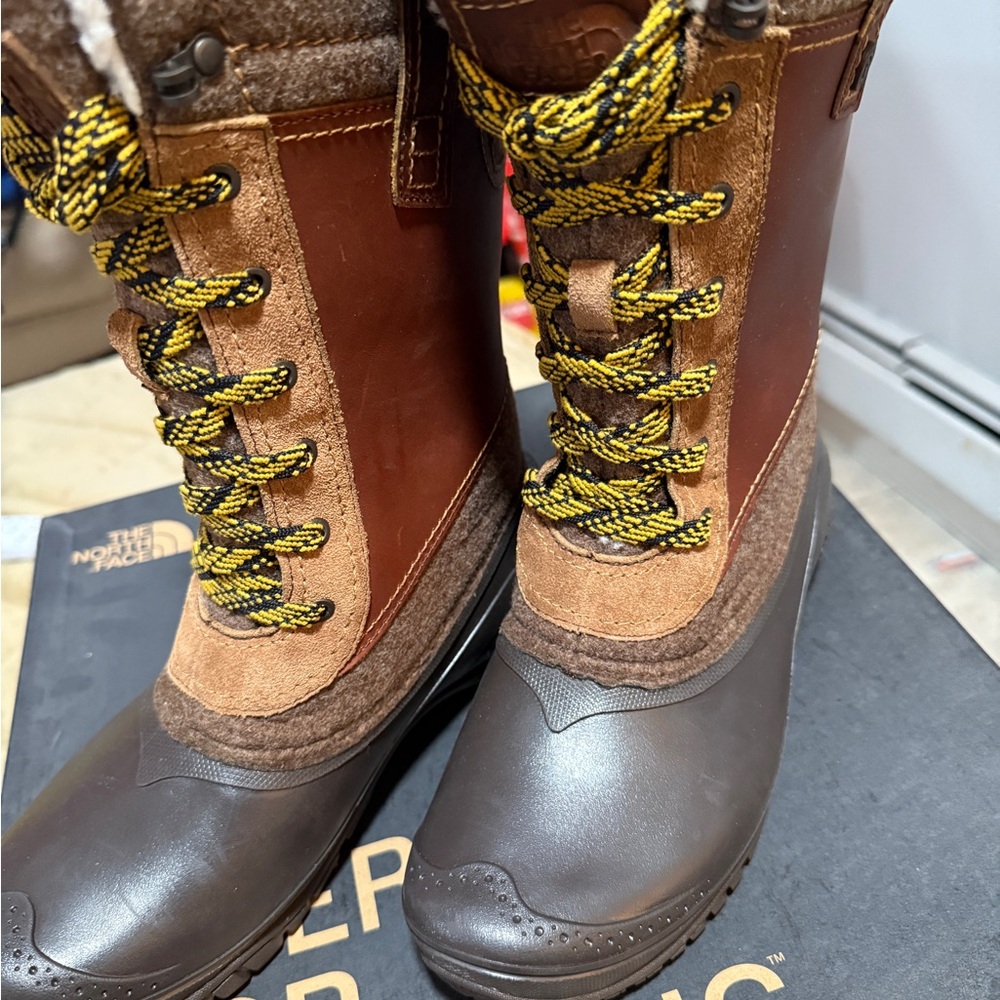 1 hour sale!!! NWT the North Face Brown and Tan Boots